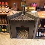 Een driehoekig voorzethaardje, mogelijk voor een elektrisch kacheltje.
<br/>
Richard Keijzer, 2015-01-10